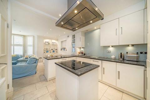 2 bedroom flat for sale, Bolingbroke Grove, London SW11