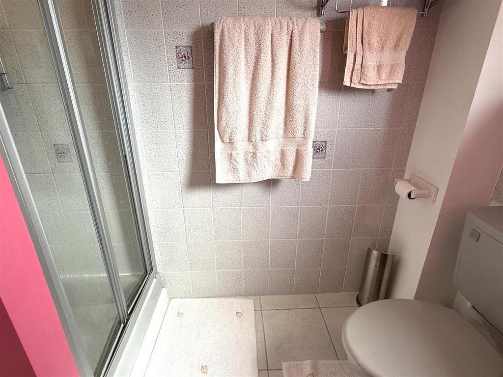 En suite shower room/wc