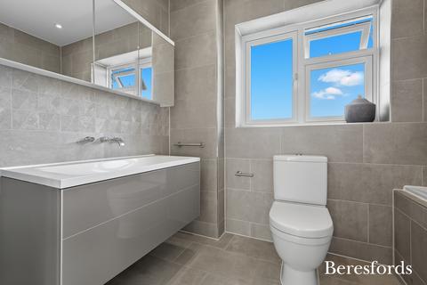 3 bedroom semi-detached house for sale, Avon Road, Upminster, RM14