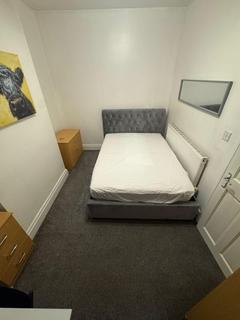 4 bedroom flat to rent, Kimberley Road