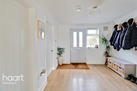 3 Cornhill Avenue, Hockley, SS5 5BY