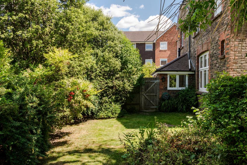 296543 - 19 Wimblehurst Road-61.jpeg