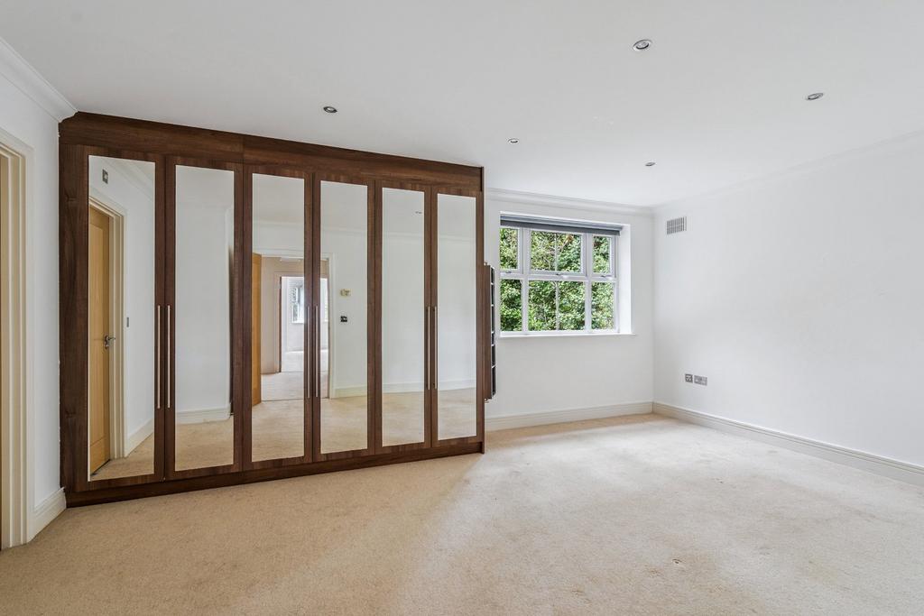 Walk-in wardrobe