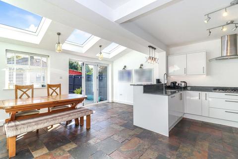 4 bedroom semi-detached house for sale, Meadow Road, Watford WD25