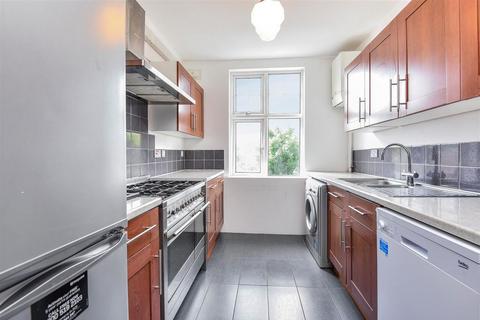 3 bedroom flat to rent, Kings Avenue, London SW4