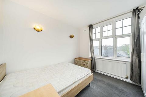 3 bedroom flat to rent, Kings Avenue, London SW4