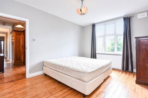 3 bedroom flat to rent, Kings Avenue, London SW4