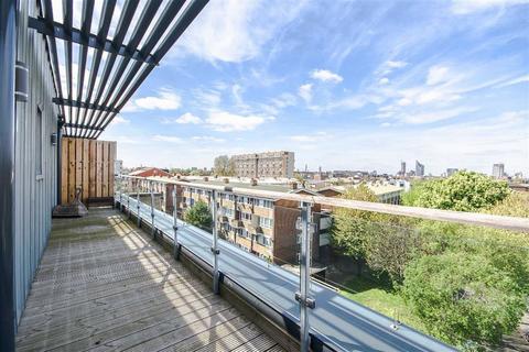 3 bedroom flat to rent, Coopers Road, London SE1