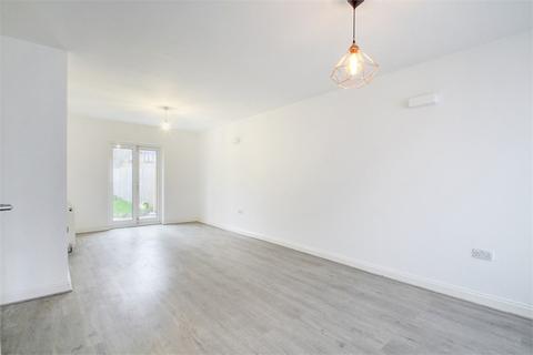 3 bedroom semi-detached house to rent, Fairway Avenue, West Drayton UB7