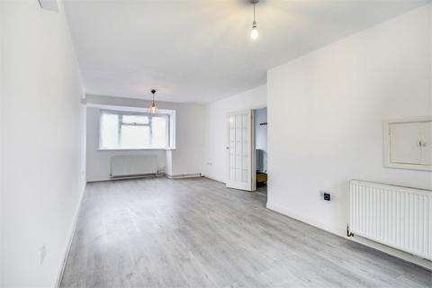 3 bedroom semi-detached house to rent, Fairway Avenue, West Drayton UB7