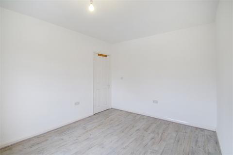 3 bedroom semi-detached house to rent, Fairway Avenue, West Drayton UB7
