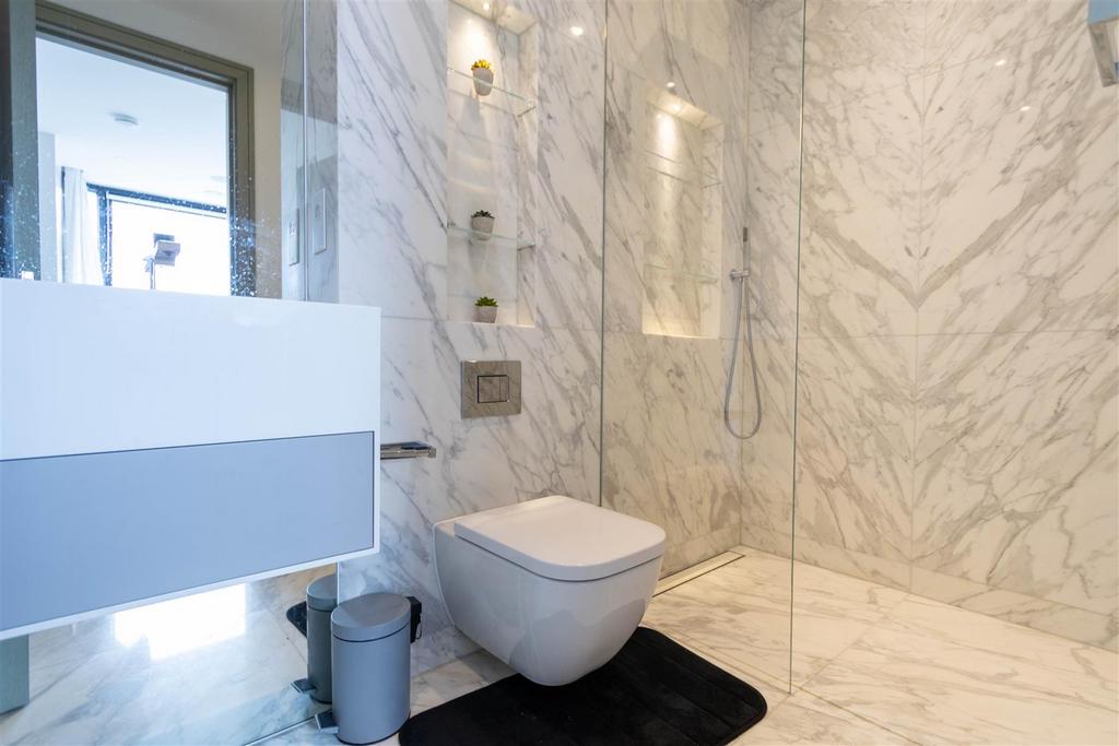 En-suite bathroom.jpg