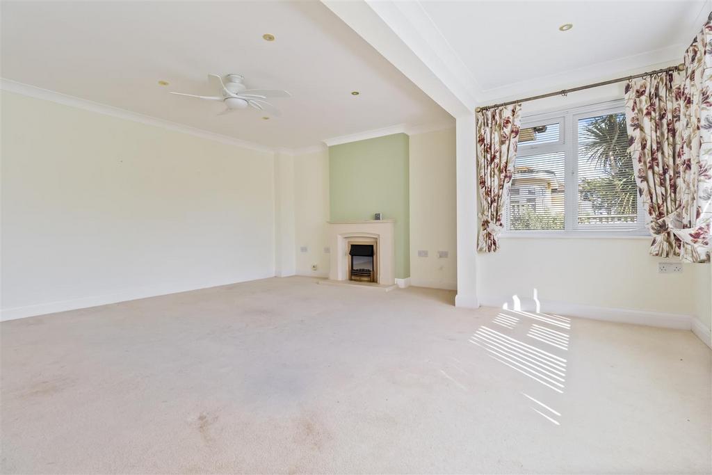 5a Tamarisk Way 007.JPG