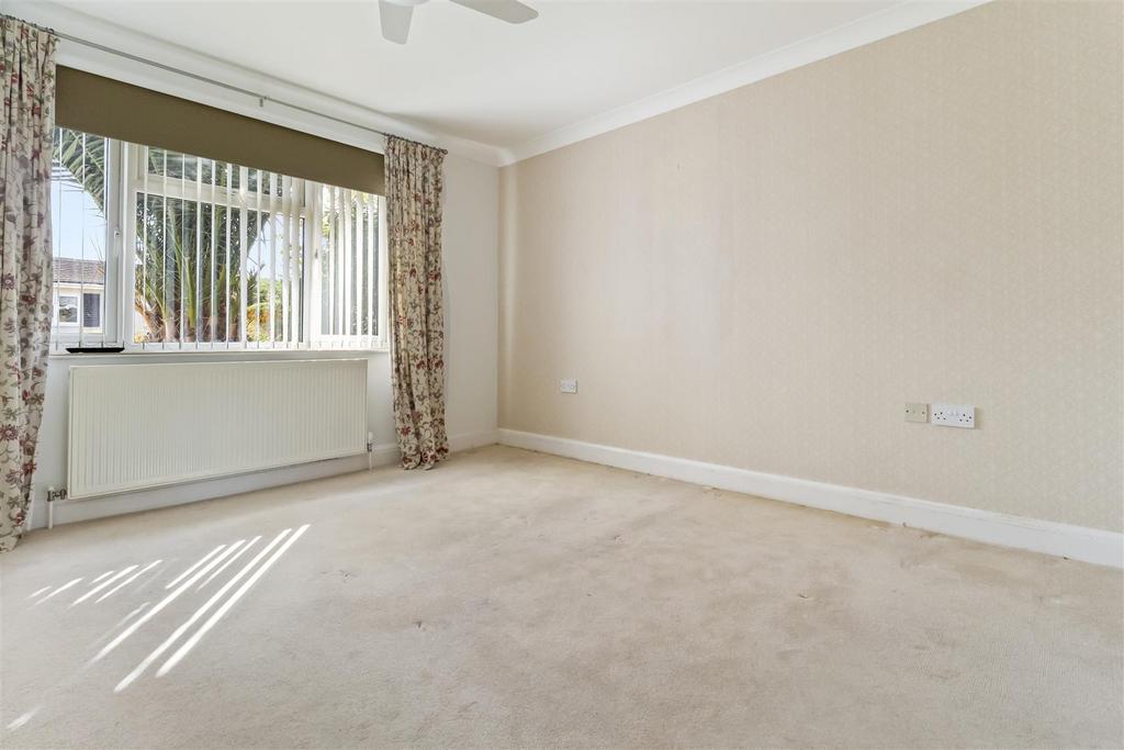 5a Tamarisk Way 008.JPG