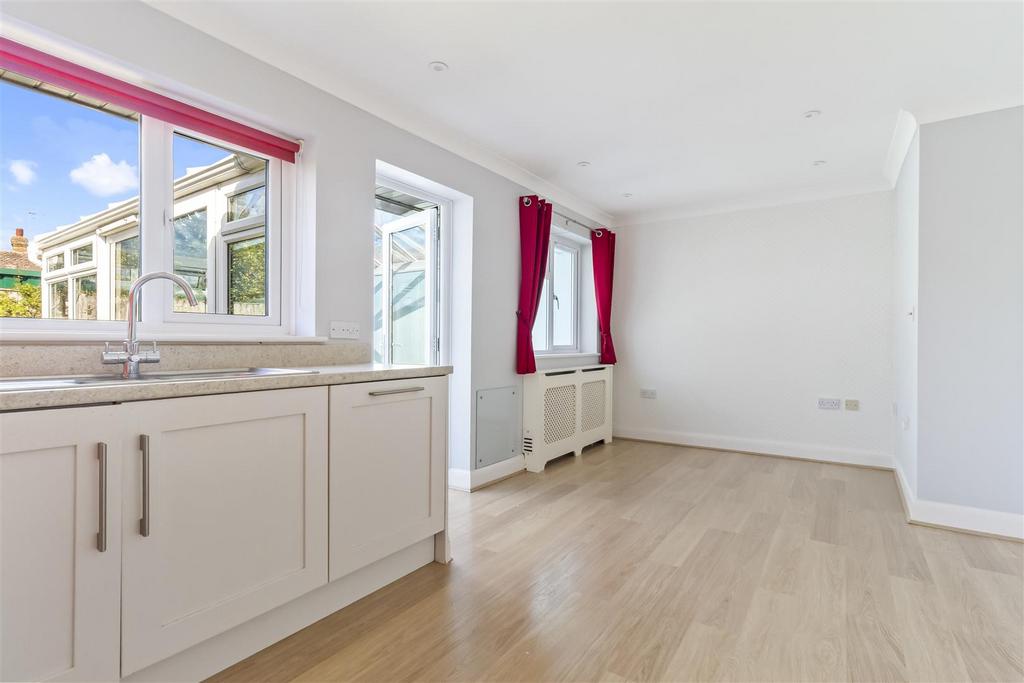 5a Tamarisk Way 015.JPG