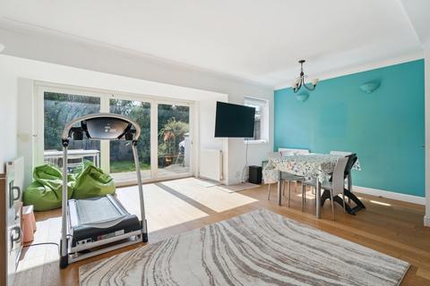 undefined, Bench Manor Crescent, Chalfont St Peter SL9