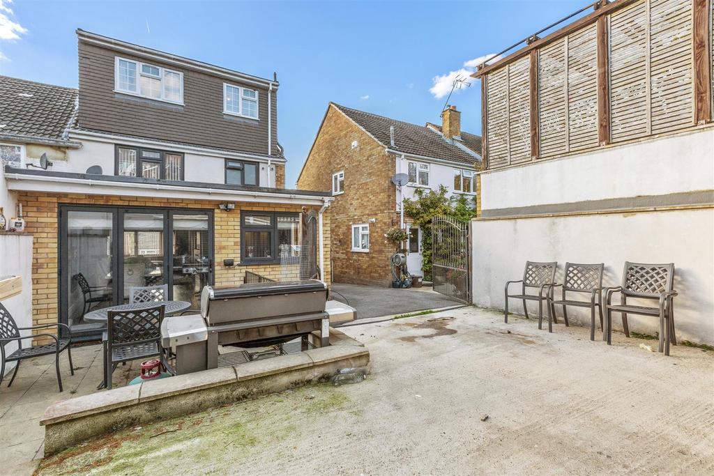 12 Salisbury Road, HP13 6 UL-1.jpg