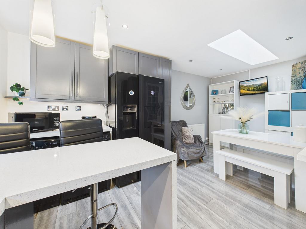 L shaped Dining Kitchen