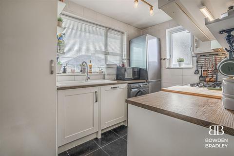 2 bedroom flat for sale, Vincent Close, Ilford, IG6