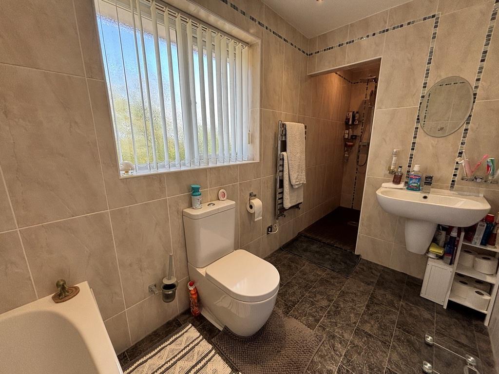 Bathroom2.JPG