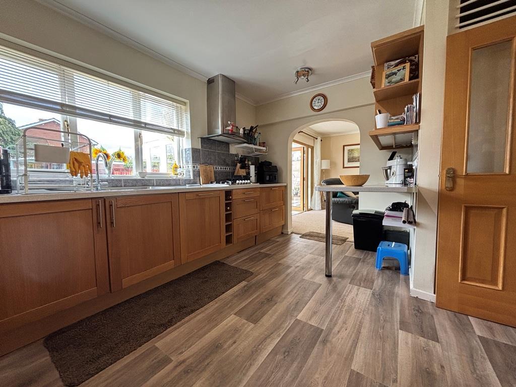 Kitchen (2).JPG