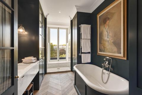Flat 19, 2 - 3 Ladbroke Square, London, W11 3LX