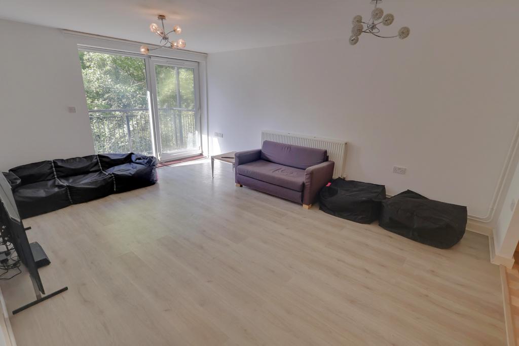 Apartment in Southampton, Hollybrook - View 2