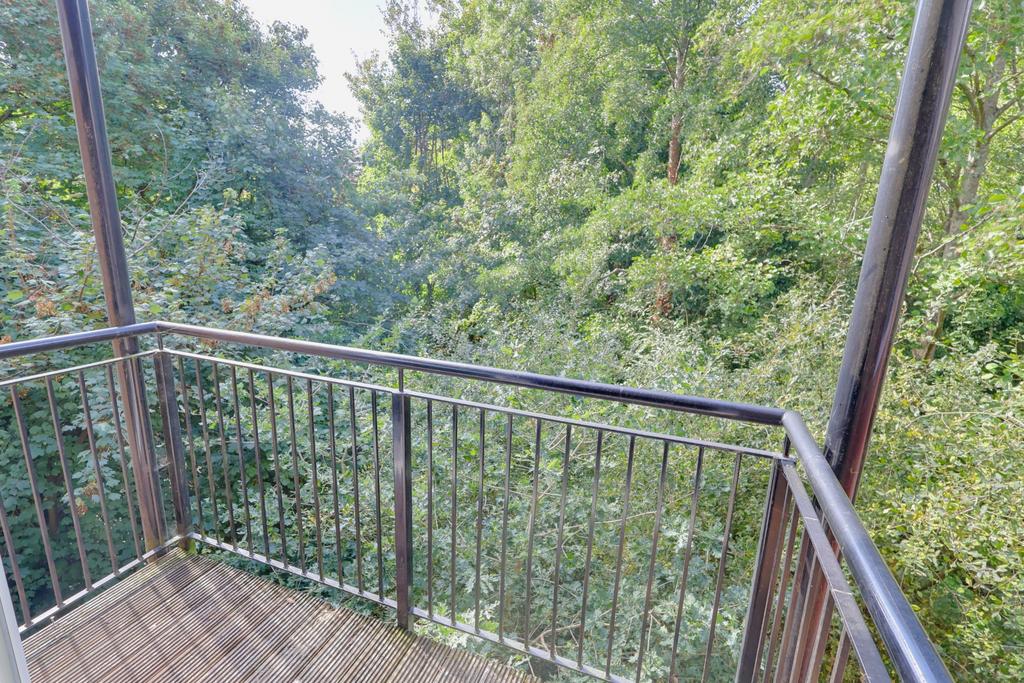 Apartment in Southampton, Hollybrook - View 5