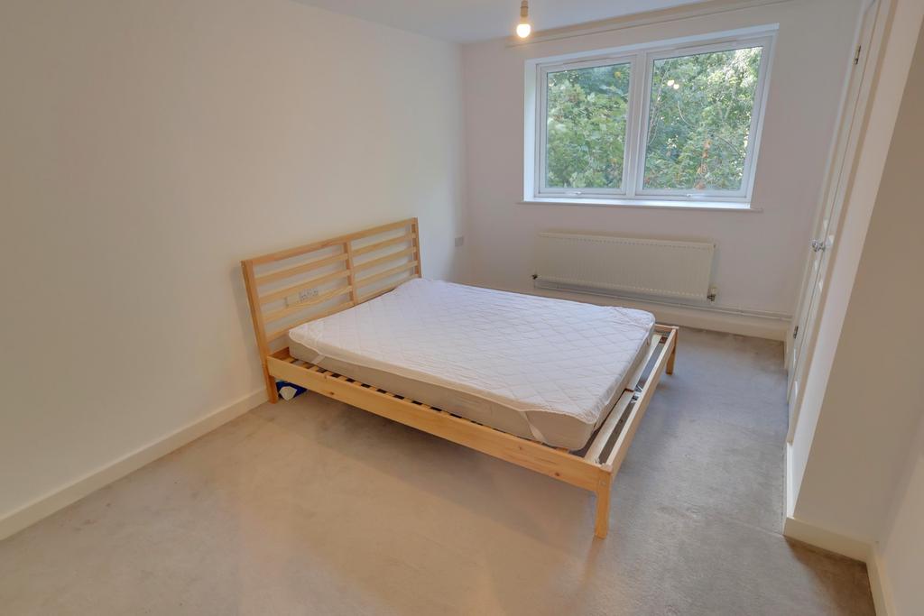Apartment in Southampton, Hollybrook - More