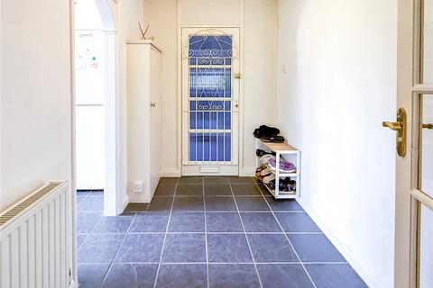 2 bedroom apartment to rent, Heath Road, Weybridge, Surrey, KT13