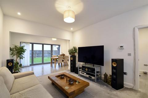 5 bedroom detached house for sale, Williams Road, Upper Heyford