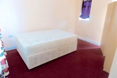 5 bedroom semi-detached house to rent, Gledwood Gardens,Hayes,Middlesex,UB4 0AU