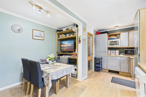 3 bedroom terraced house for sale, Kintyre Close, Basingstoke RG23