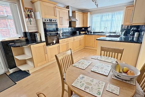 4 bedroom detached house for sale, Luton Road, Wilstead