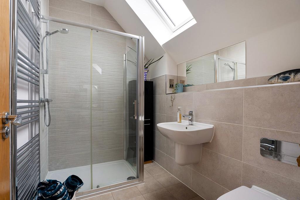 Ensuite shower room bed 1