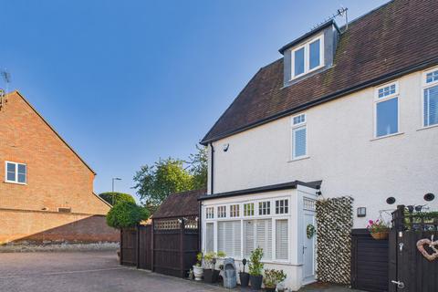 3 bedroom semi-detached house for sale, Chipperfield Road, Bovingdon, HP3