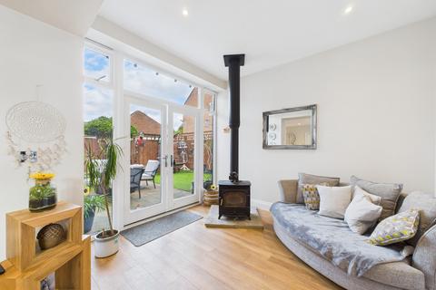 3 bedroom semi-detached house for sale, Chipperfield Road, Bovingdon, HP3
