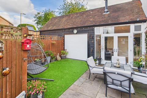 3 bedroom semi-detached house for sale, Chipperfield Road, Bovingdon, HP3