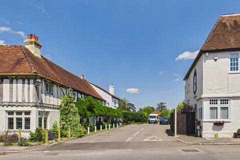 3 bedroom semi-detached house for sale, Chipperfield Road, Bovingdon, HP3