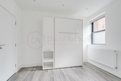 Studio to rent, Caledonian Road, Islington, London