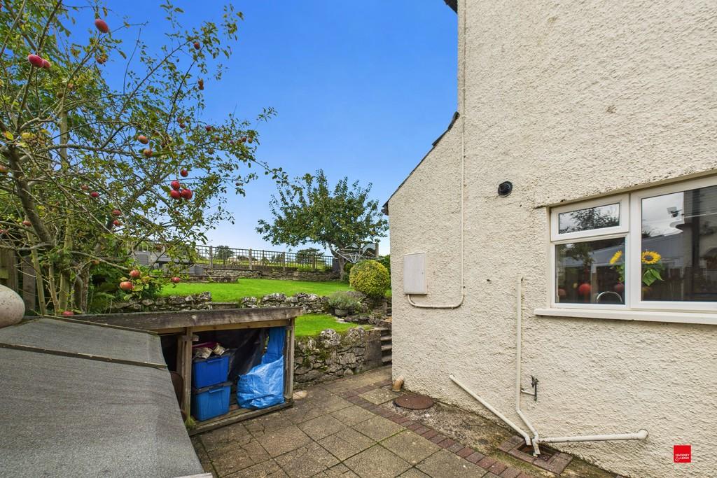 8 Hollins Lane