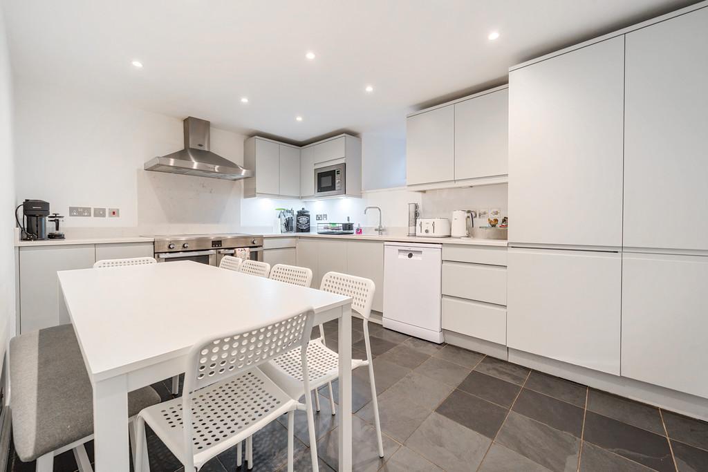 Kitchen and breakfast area