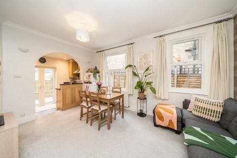 2 bedroom flat for sale, Barmouth Road, London SW18