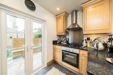 2 bedroom flat for sale, Barmouth Road, London SW18