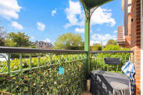 3 bedroom flat to rent, Northwood HA6