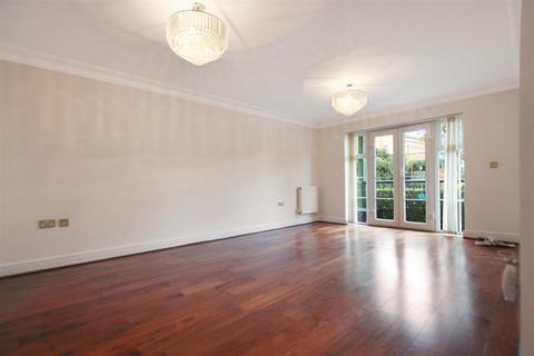 3 bedroom flat to rent, Northwood HA6