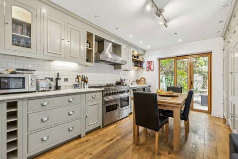 2 bedroom flat for sale, Clapham Common North Side, London SW4