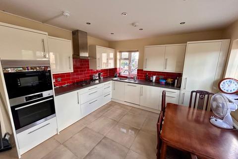 6 bedroom house of multiple occupation to rent, Brent Close, Dartford, DA2