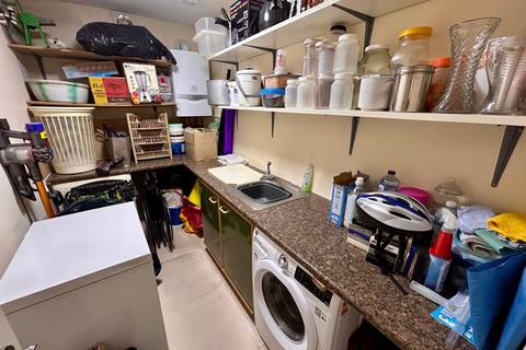6 bedroom house of multiple occupation to rent, Brent Close, Dartford, DA2