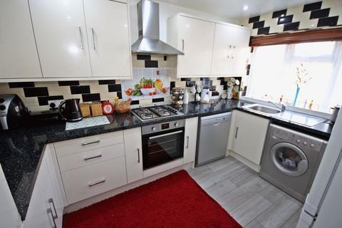 2 bedroom flat for sale, Lynne Way, Northolt